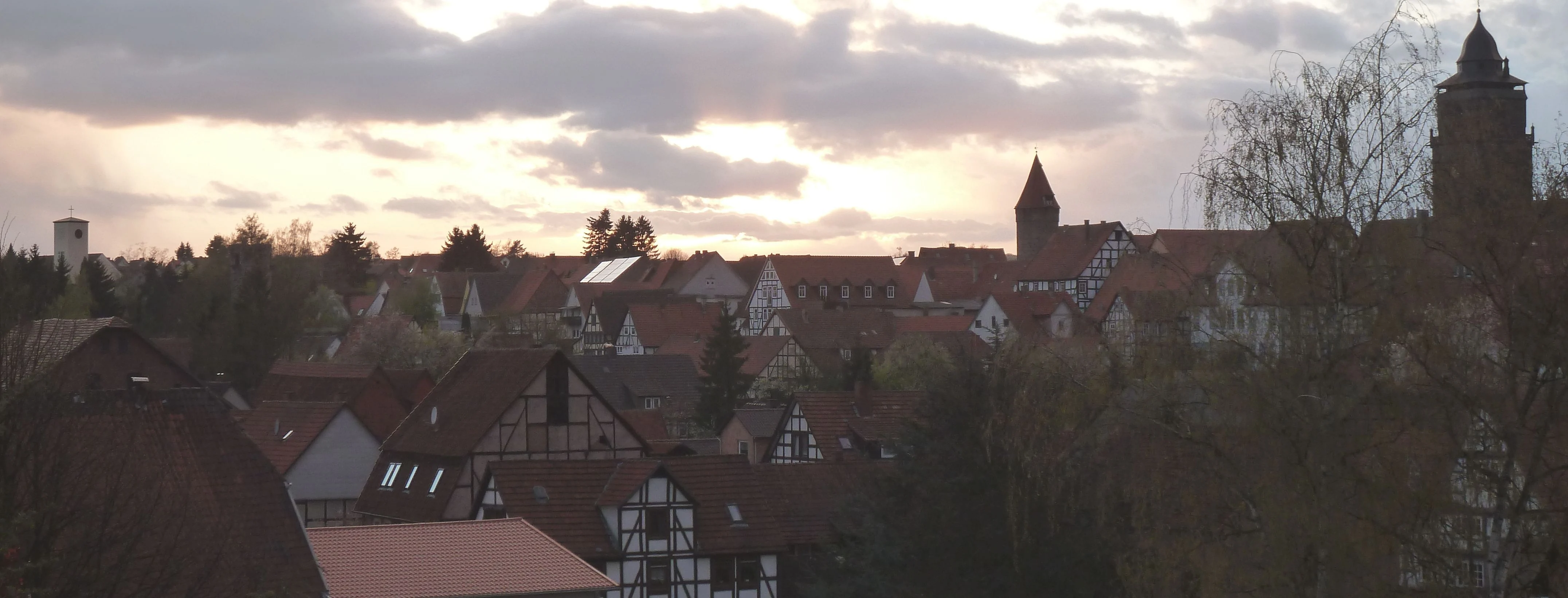 Grebensteins Altstadt mit ihren Dächern und Türmen im Panorama