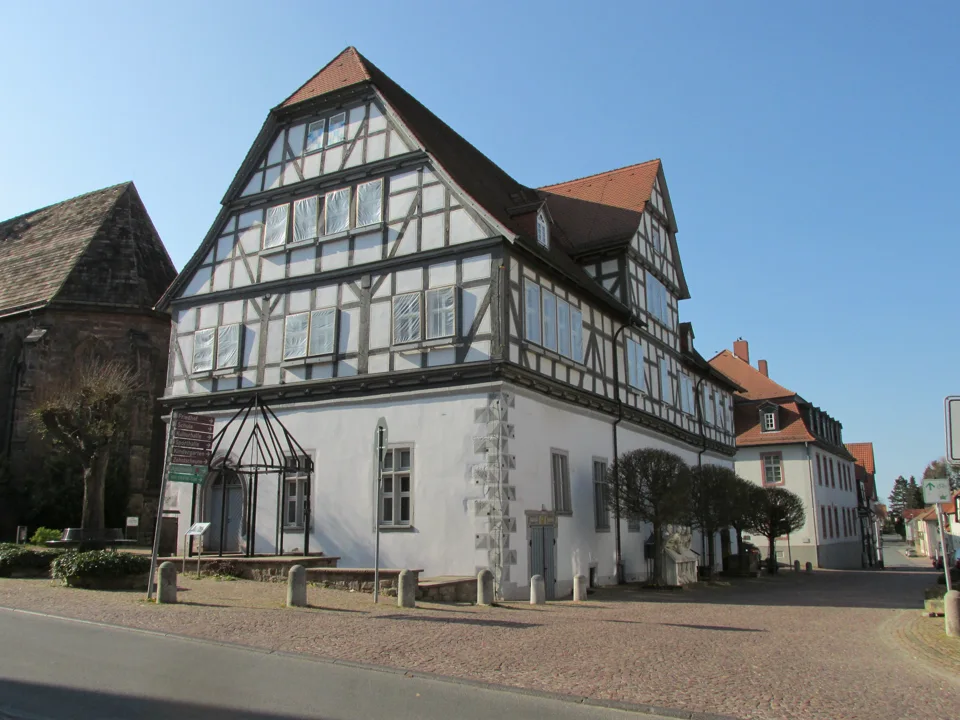 Rathaus Grebenstein mit Südgiebel und Fachwerkfassade zum Markt